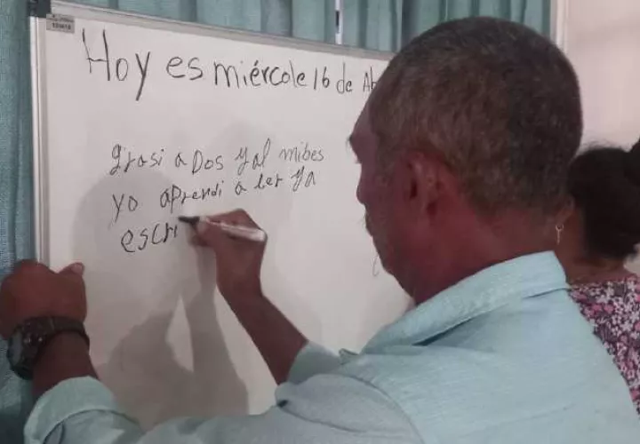 En solo siete semanas, adultos alcanzaron un sueño de muchos años, que es saber leer y escribir, como demostraron a los presentes. Francisco Paz
