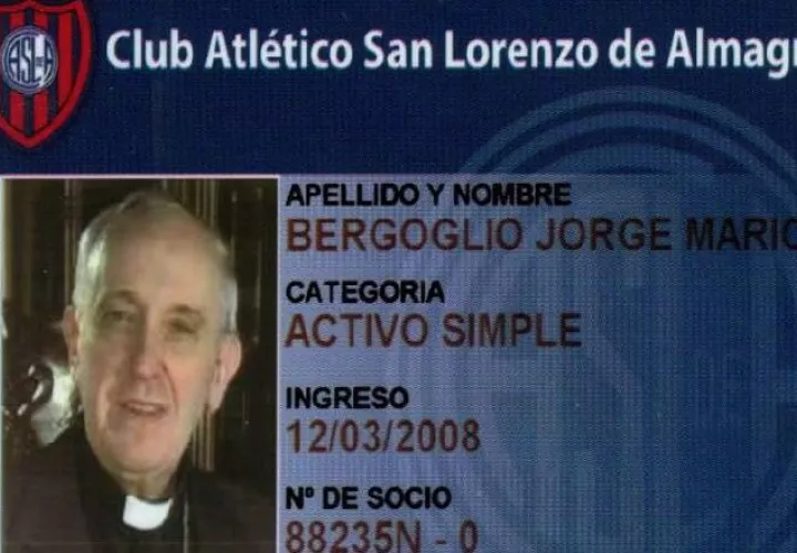 Fotografía del 13 de marzo de 2013. El club argentino San Lorenzo de Almagro mostró el carnet de socio de Jorge Mario Bergoglio. Foto:EFE