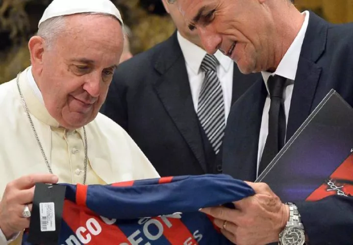 Francisco recibe la camiseta de San Lorenzo. Foto:EFE