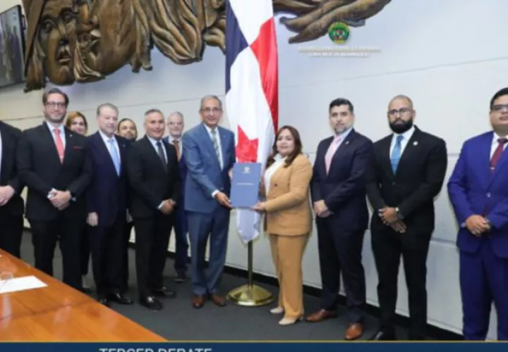 El ministro de Vivienda, Jaime Jované, recibe el proyecto.  Cortesía