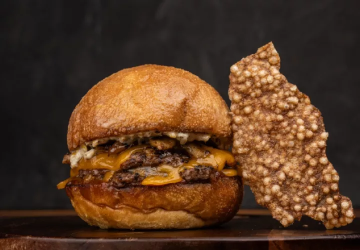 La "Calypso Burger", acompañada de tamal deshidratado. Foto: Cortesía