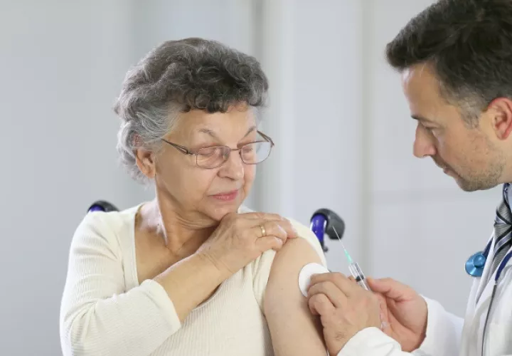 Los adultos mayores presentan inmunosenescencia.  Cortesía: Pfizer