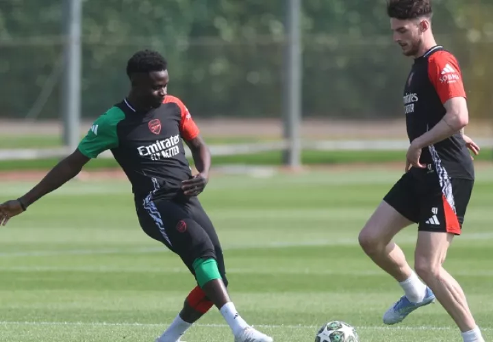 Declan Rice (der.) y Bukayo Saka durante los entrenamientos del Arsenal con miras al partido ante PSG. Foto: EFE