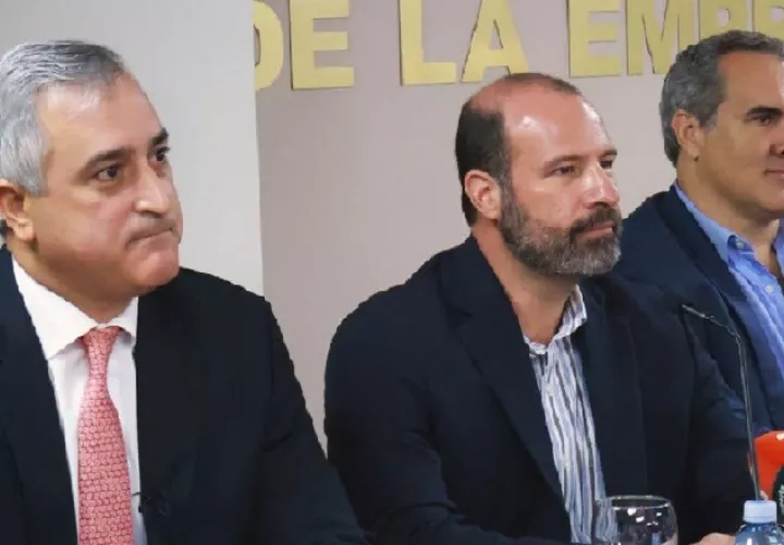 Gabriel Diez, presidente del Conep; Alejandro Ferrer, presidente de la Capac; y Raúl Montenegro, presidente del Sindicato de Industriales (SIP).  Cortesía