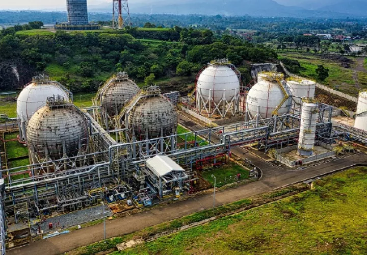 Vista panorámica de una generadora eléctrica que funciona con base en gas natural.  Foto ilustrativa