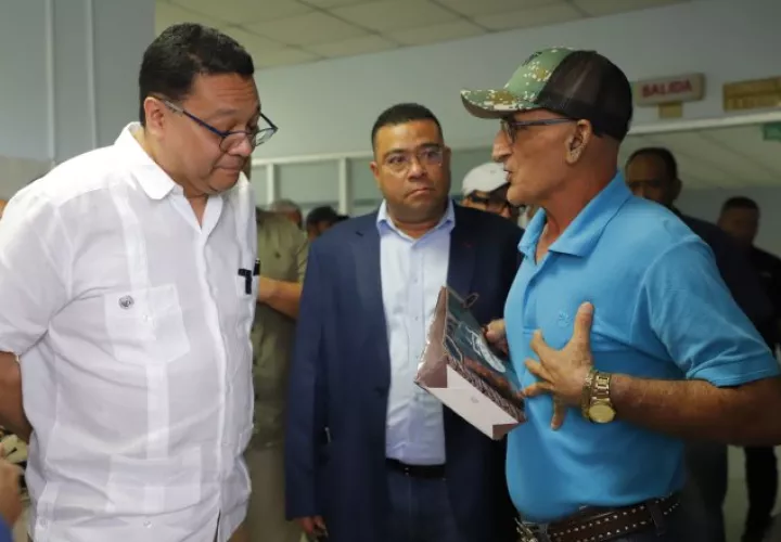 El director de la CSS, Dino Mon, conversa con pacientes en la policlínica de Las Tablas, Los Santos. Cortesía