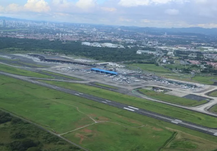 Vista aérea del Aeropuerto de Tocumen en la que se observan las pistas principales que serán objeto de rehabilitación. Cortesía