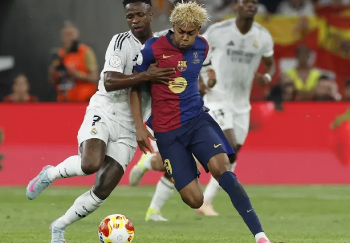 Vinicius Jr. (izq.) y Lamine Yamal, disputan el balón. Foto: EFE