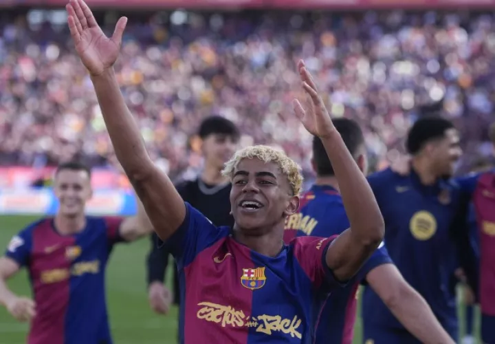 El delantero del Barcelona, Lamine Yamal, celebra su victoria sobre el Real Madrid. Foto: EFE