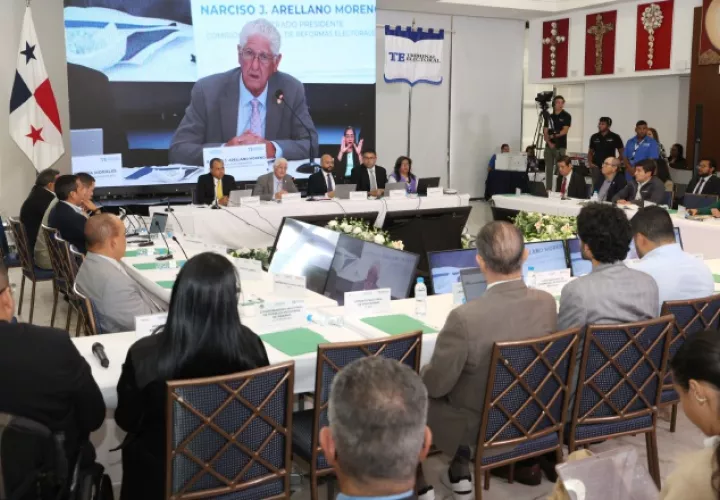 Foto captada de la última reunión que celebró la Comisión Nacional de Reformas Electorales, el jueves 10 de abril, hace más de un mes. Cortesía