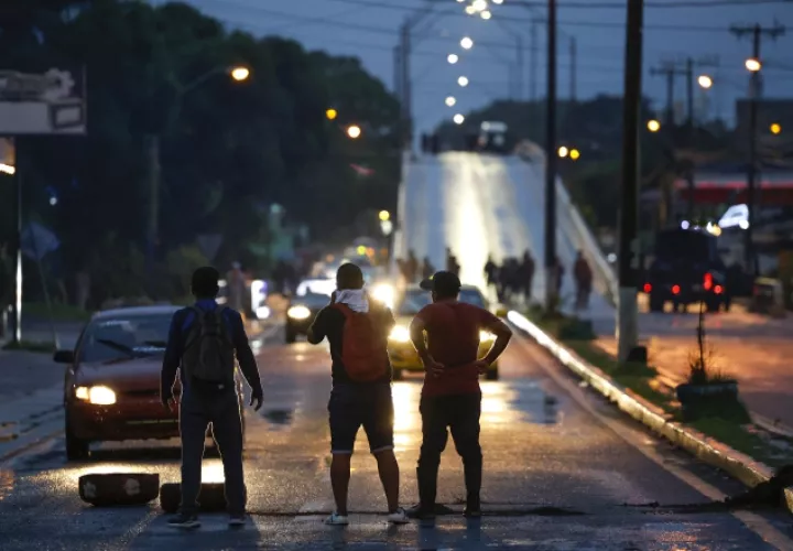 Manifestantes bloquean vías en la provincia de Veraguas.  EFE