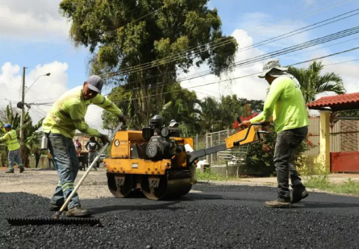 El programa Tapa Huecos fue uno de los primeros que ejecutó el Ministerio de Obras Públicas ante el mal estado de las calles en el país. Cortesía