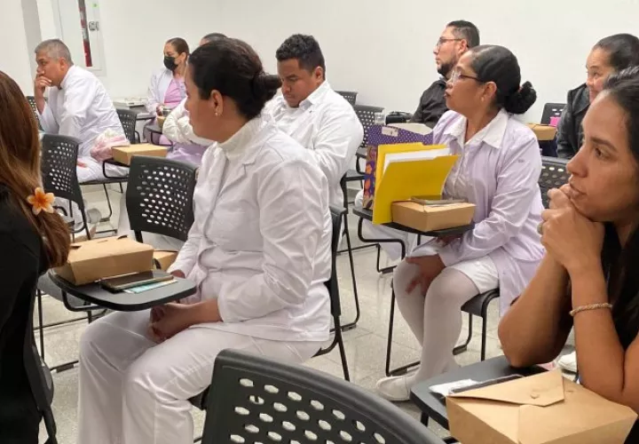 Funcionarios de enfermería instruyéndose sobre trasplantes. Foto: Cortesía