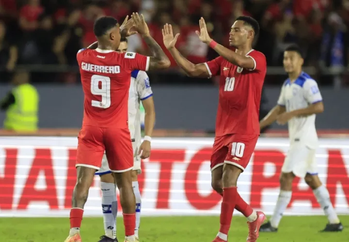 Ismael Díaz (der.) festeja su gol. Foto: EFE