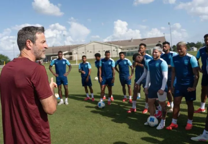 Thomas Christiansnen conversa con los jugadores. Foto: FPF