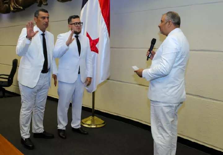 Herrera juramenta a sus vicepresidentes Eliécer Castrellón y Eduardo Vásquez. Cortesía
