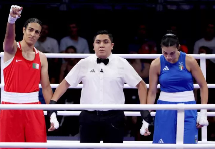Imane Khelif de Argelia (izq.), generó mucha controversia en  los Juegos de París 2024, a su lado, Ángela Carini de Italia. Foto: EF