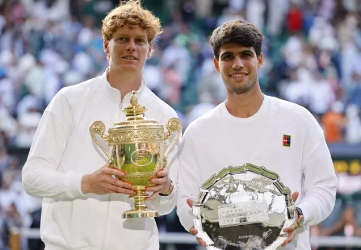 Jannik Sinner y Carlos Alcaraz con los trofeos en Wimbledon. Foto: EFE