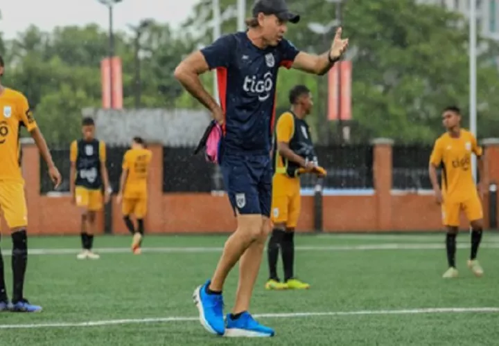 Leonardo Pipino, técnico Sub-17. Foto: EFE