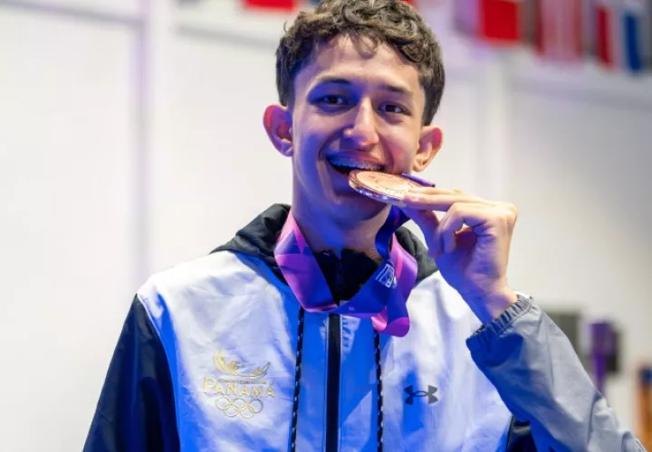 Isaac Dorati ganó medalla de bronce para Panamá en esgrima. Foto: COP