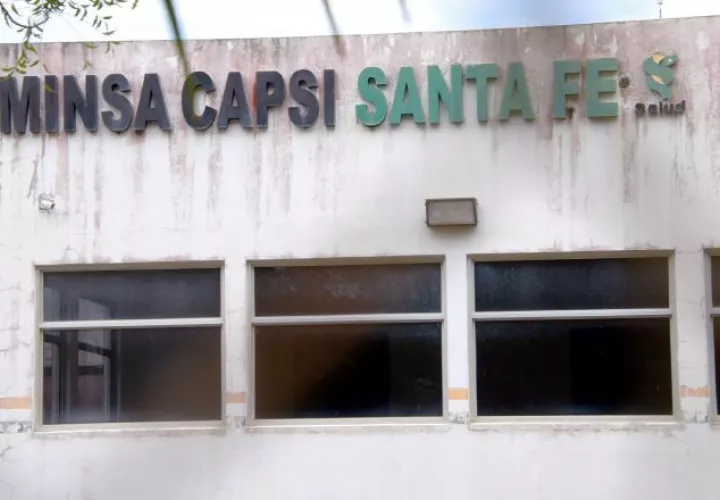 Fachada del Minsa Capsi en Santa Fe, cuya construcción fue paralizada, estando a punto de entregarse. Archivo