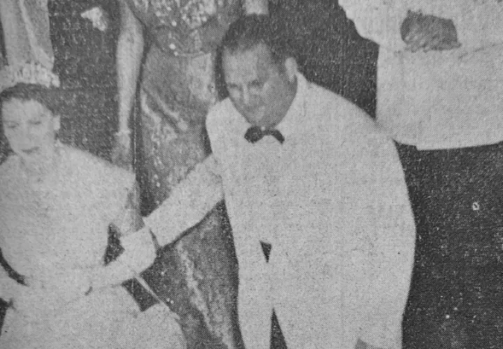 La reina Isabel II junto al presidente José Antonio Remón Cantera. Foto. Grupo Epasa