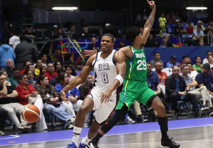Jahmius Ramsey, de Estados Unidos, disputa el balón con Reynan Santos de Brasil. Foto: EFE