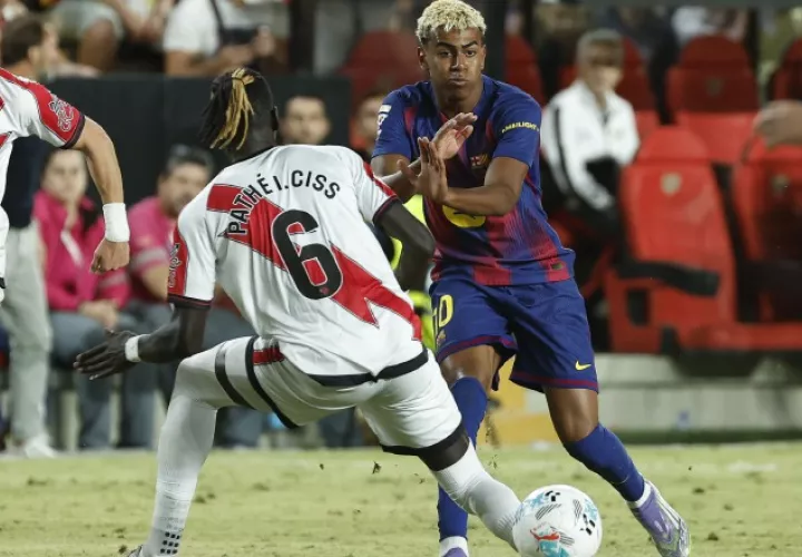 El centrocampista del Rayo Vallecano, Pathé Ciss (izq.), lucha con Lamine Yamal, del FC Barcelona. Foto: EFE