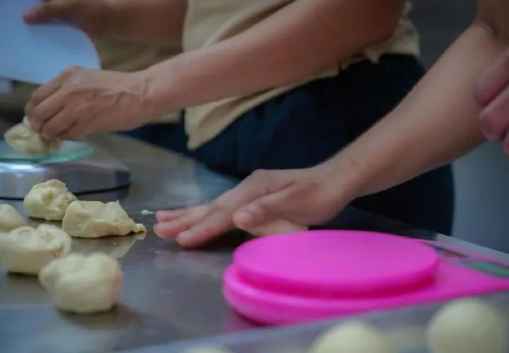 Como parte de la resocialización a los internos se les capacita en panadería y repostería para que les sea útil cuando cumplan sus penas. Cortesía