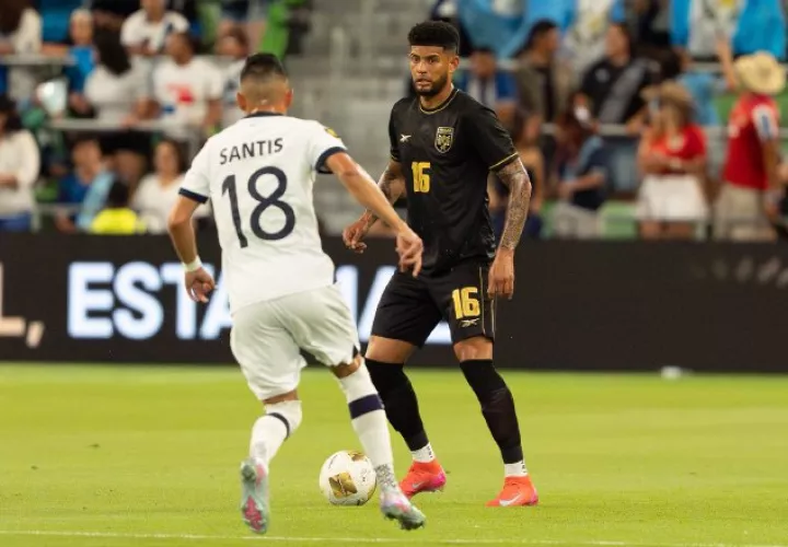 Andrés Andrade, de Panamá (der.) y Oscar Santis, de Guatemala, durante la pasada Copa Oro. Foto: FPF 