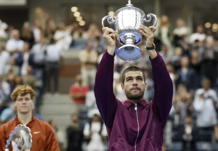 Carlos Alcaraz con el trofeo del US Open. Foto: EFE  