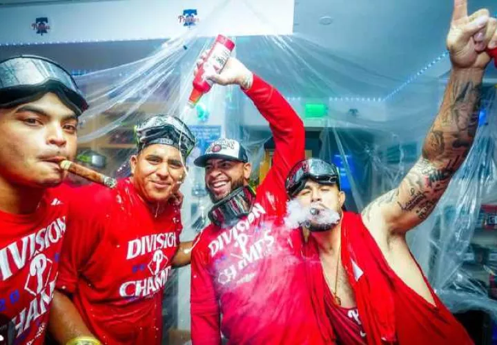 Edmundo Sosa (cent.), festeja el banderín del Este en la Nacional. Foto: Instagram