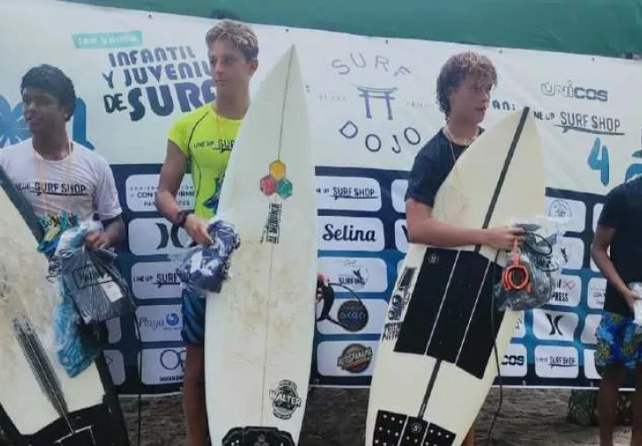 Jóvenes en el torneo de surf. Foto: Cortesía