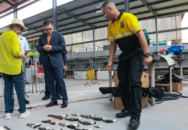 Correa y Abrego supervisan la entrega de armas. Cortesía