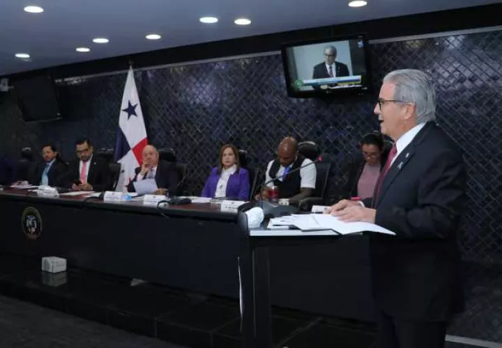 Fernando Boyd Galindo acudió a la Asamblea a responder un cuestionario de 18 preguntas ante la comisión de Salud del Legislativo. Cortesía