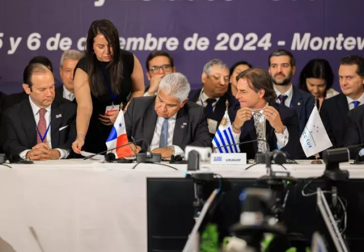 Momento en que el presidente Mulino firma la suma de Panamá como Estado Asociado del bloque. Archivo