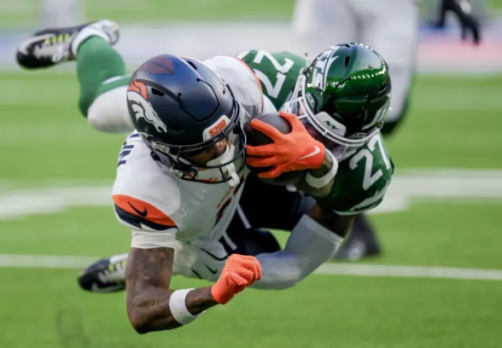 El receptor abierto de los Broncos, Troy Franklin (izq.), en acción contra Malachi Moore de los Jets. Foto: EFE