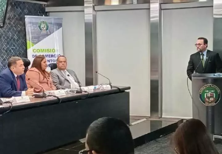 El ministro Julio Moltó contestó un cuestionario de 17 preguntas formulado por los diputados.  Francisco Paz