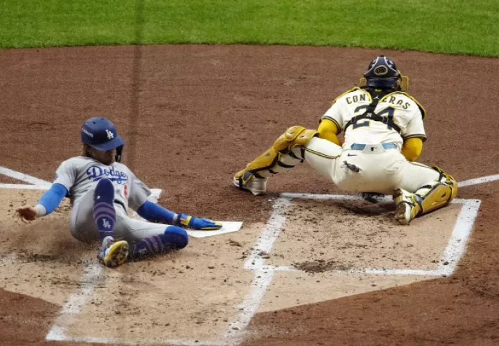 Enrique Hernández de los Dodgers llega anota una carrera ante los Cerveceros. Foto:EFE