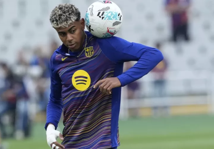 Lamine Yamal entrena con el Barcelona con miras a su partido de Champions League. Foto: EFE