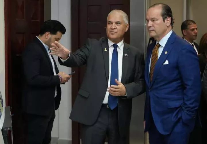 El embajador  Mattanya Cohen y el canciller Martínez Acha  aprecian la  exposición conmemorativa. Cortesía