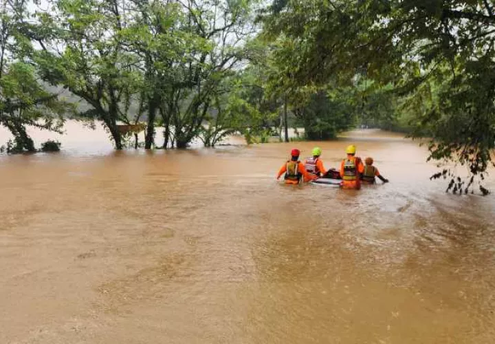 Desbordamiento de río en Mariato, al sureste de Veraguas.  Cortesía