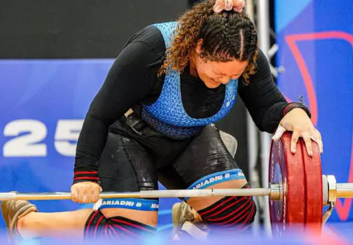 Mariadni Batista (arriba) y Mario Martínez (izq), se llevaron seis oro en total en la pesas. Donald Lee ganó el metal dorado en los bolos. Foto: COP