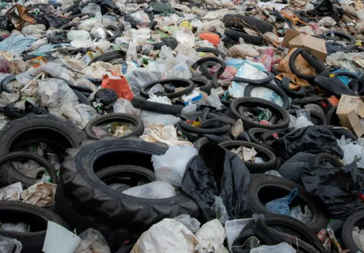 La propuesta legislativa pretende reciclar los neumáticos para emplear en mezclas y capas asfálticas. Foto ilustrativa