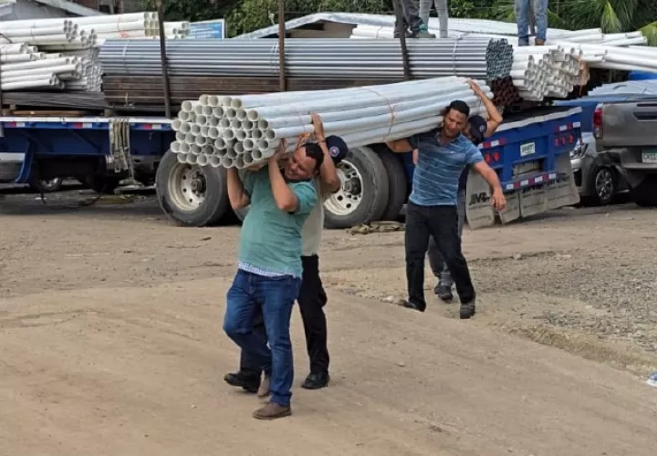 Entrega de tuberías a Jaqué, Darién, para mejorar la red de agua. Cortesía