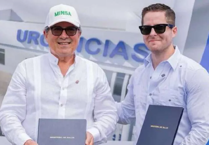 El ministro de Salud recibe del alcalde de la capital, el terreno. Cortesía 