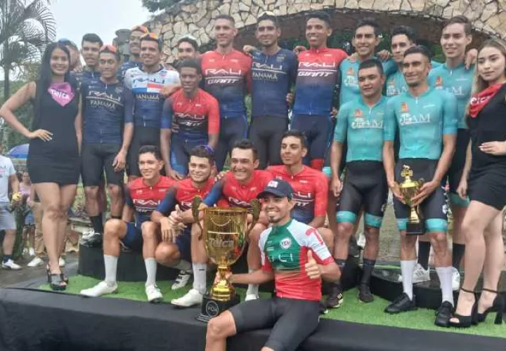 Bolívar Espinosa con el trofeo en la mano, es el actual campeón del giro chiricano. Foto: Jaime A. Chávez R.