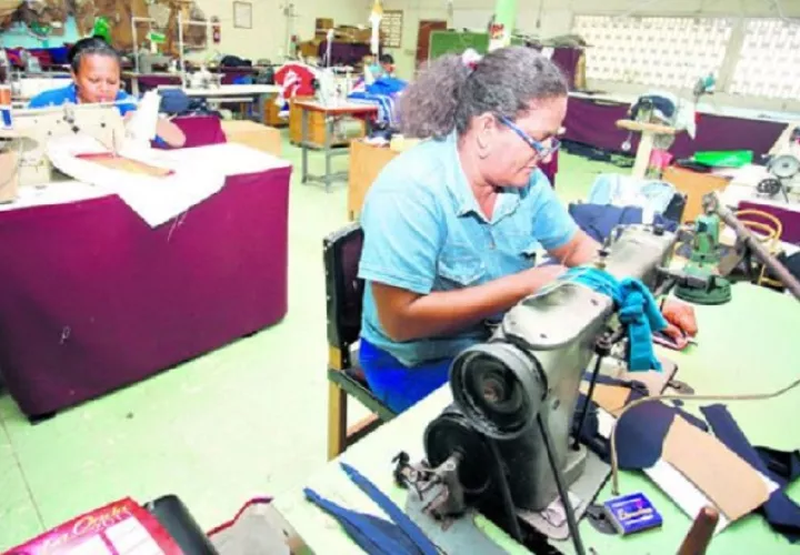 Economista señalaron que se deben ajustar las normas laborales mediante un régimen especial.  Archivo 