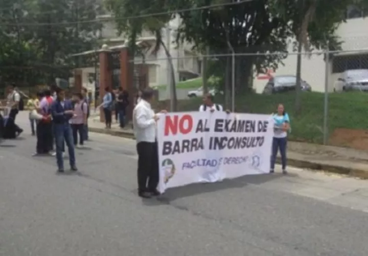 Los estudiantes llevan una década protestando contra el examen. Archivo