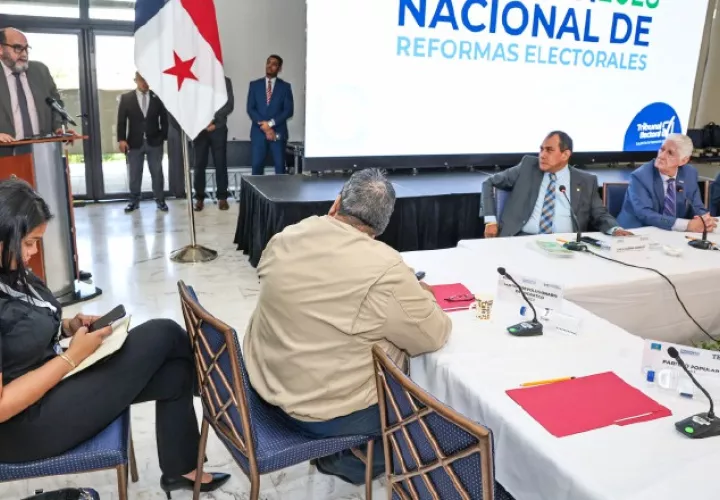 El experto en derecho constitucional, Salvador Sánchez, disertó sobre las fórmulas para escoger diputados en circuitos plurinominales. Cortesía